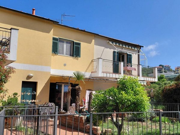 casa indipendente in vendita ad Imperia in zona Poggi