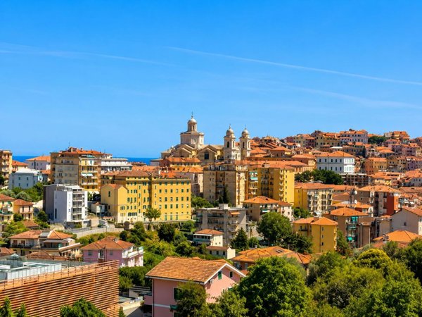 casa indipendente in vendita ad Imperia in zona Massabovi