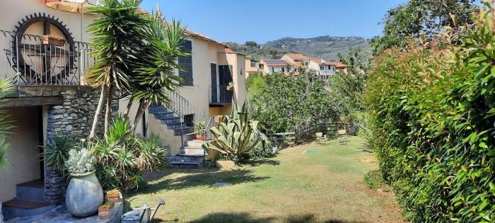 casa indipendente in vendita ad Imperia in zona Torrazza / Clavi