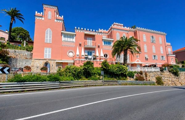 appartamento in vendita ad Imperia in zona Poggi