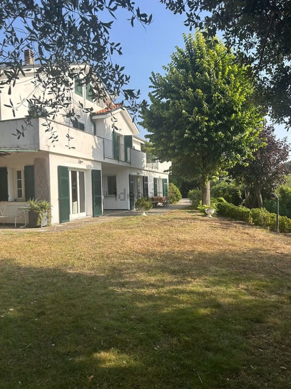 casa indipendente in vendita ad Imperia in zona Sant'Agata