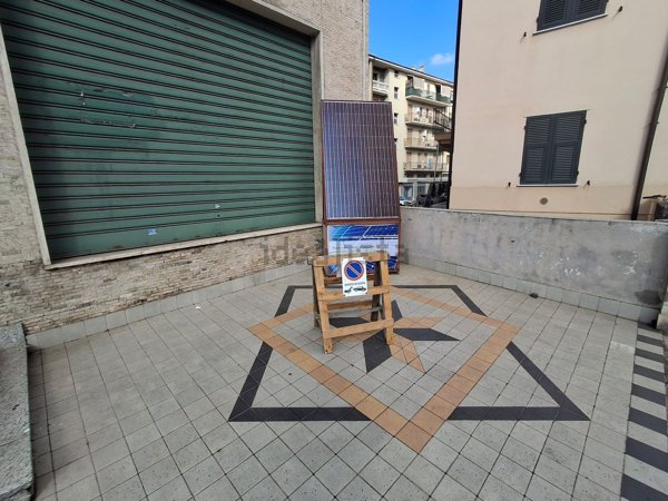 locale commerciale in vendita ad Imperia in zona Oneglia