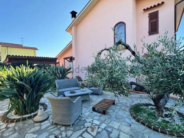 casa indipendente in vendita ad Imperia in zona Massabovi