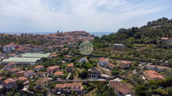 casa indipendente in vendita ad Imperia in zona Massabovi