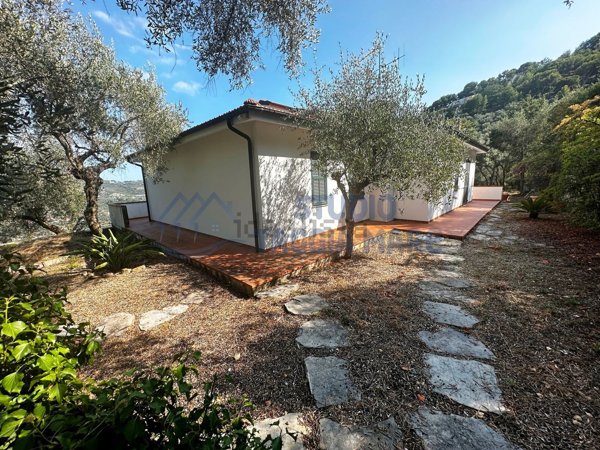 casa indipendente in vendita ad Imperia