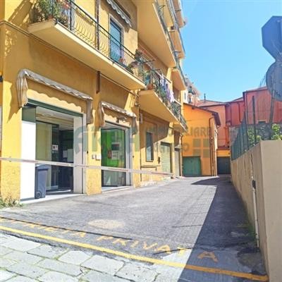 locale commerciale in vendita ad Imperia in zona Oneglia