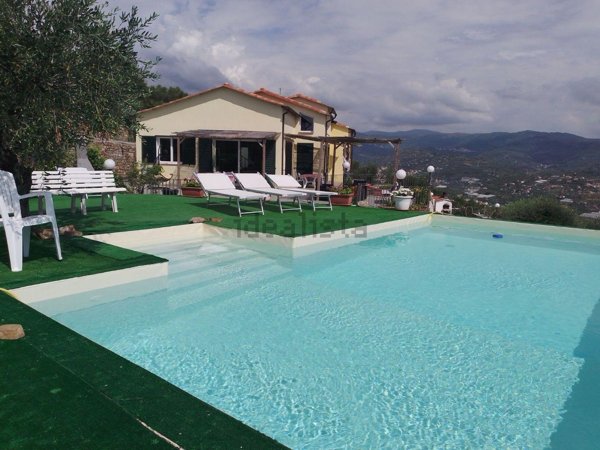 casa indipendente in vendita ad Imperia in zona Poggi