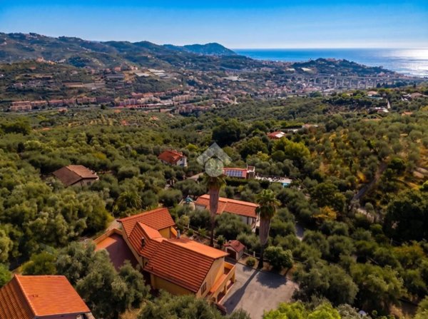 casa indipendente in vendita ad Imperia in zona Poggi