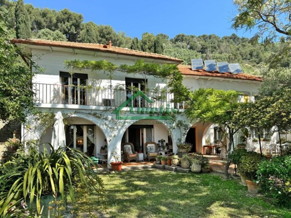 casa indipendente in vendita ad Imperia in zona Oneglia