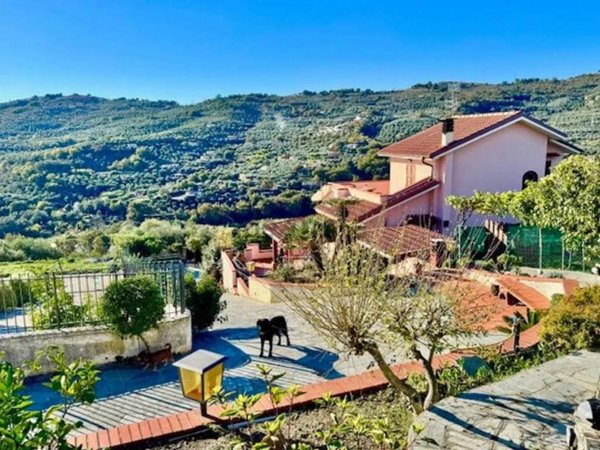 casa indipendente in vendita ad Imperia in zona Massabovi
