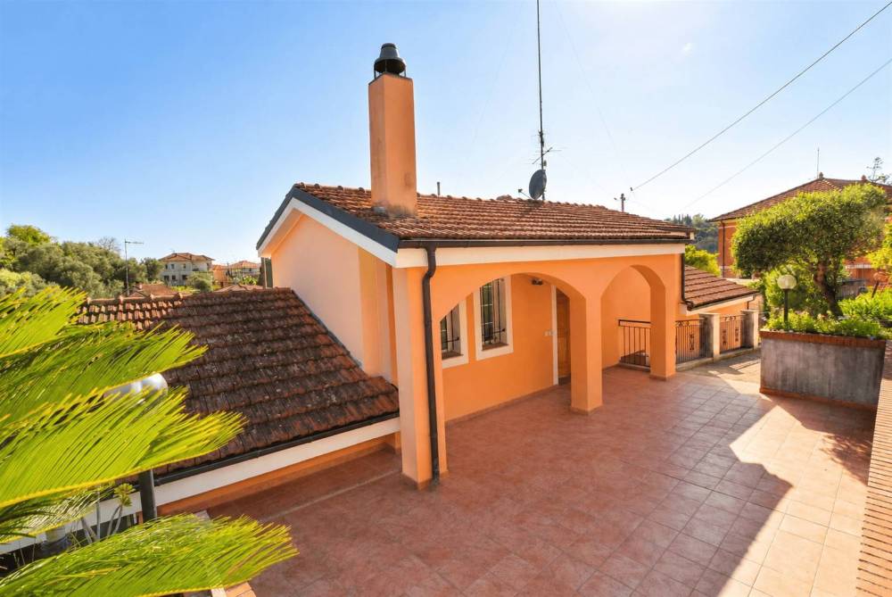 casa indipendente in vendita ad Imperia in zona Oneglia