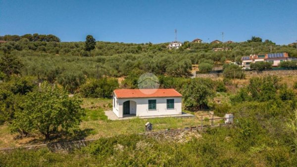 casa indipendente in vendita ad Imperia in zona Cantalupo