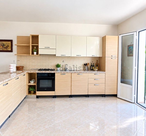 casa indipendente in vendita ad Imperia in zona Massabovi