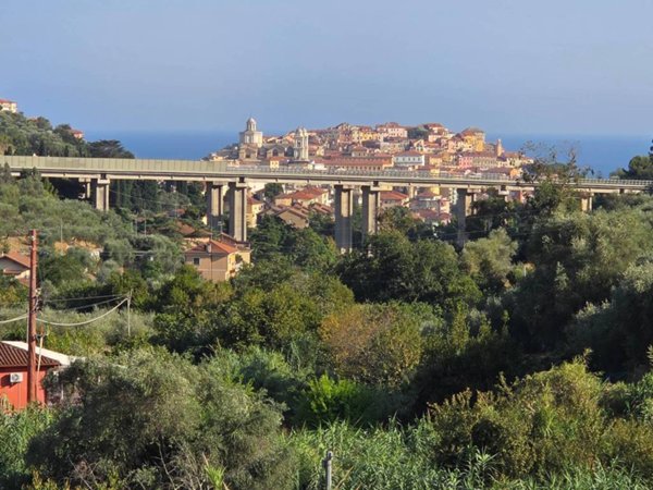 appartamento in vendita ad Imperia in zona Artallo