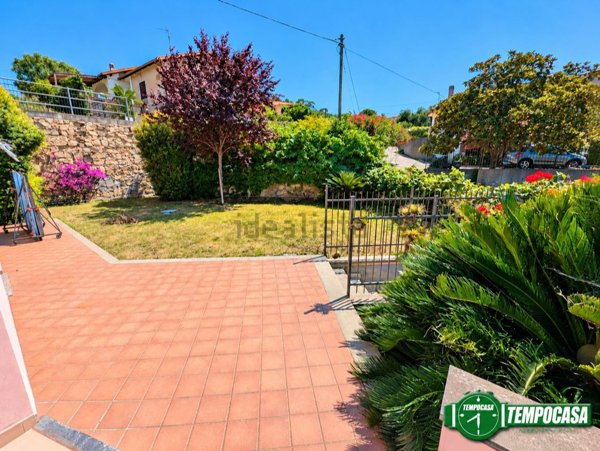 casa indipendente in vendita ad Imperia in zona Massabovi
