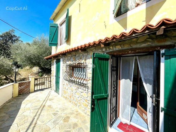casa indipendente in vendita ad Imperia in zona Sant'Agata