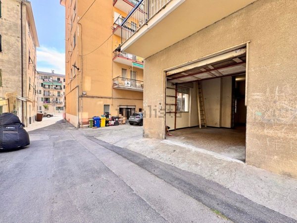 locale di sgombero in vendita ad Imperia