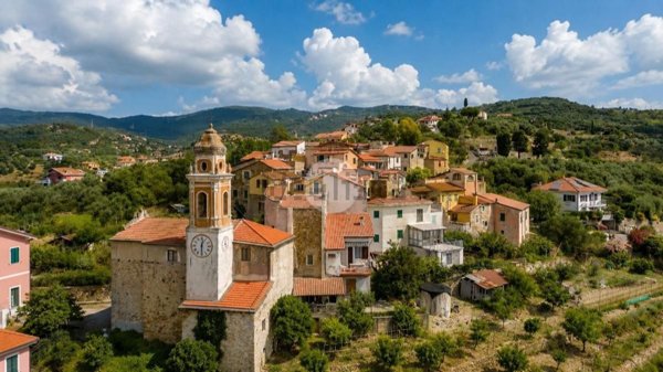 casa indipendente in vendita ad Imperia in zona Porto Maurizio