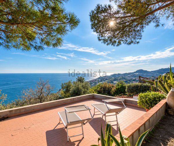 casa indipendente in vendita ad Imperia in zona Poggi