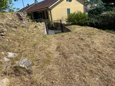 casa indipendente in vendita ad Imperia in zona Massabovi