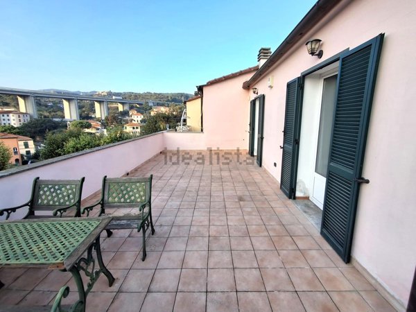 casa indipendente in vendita ad Imperia in zona Massabovi