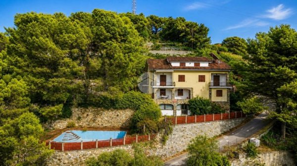 casa indipendente in vendita ad Imperia in zona Montegrazie