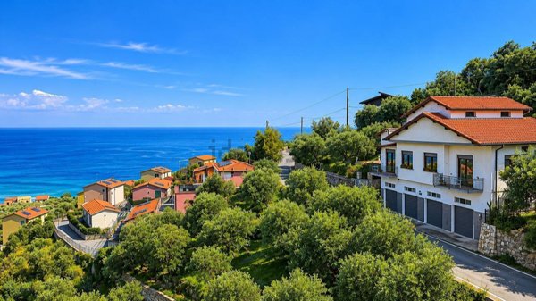 casa indipendente in vendita ad Imperia in zona Poggi