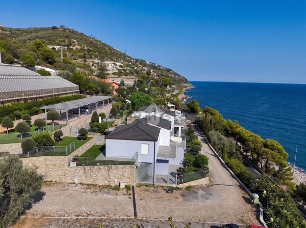appartamento in vendita ad Imperia in zona Porto Maurizio