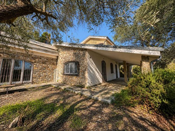 casa indipendente in vendita ad Imperia in zona Massabovi