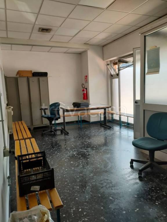locale commerciale in vendita ad Imperia in zona Oneglia