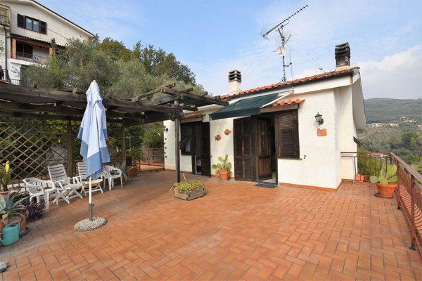 casa semindipendente in vendita ad Imperia in zona Montegrazie