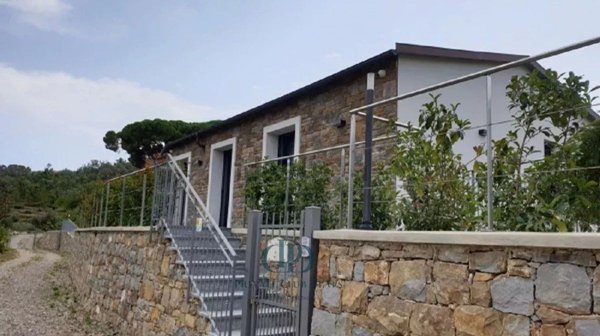 casa indipendente in vendita ad Imperia in zona Torrazza / Clavi