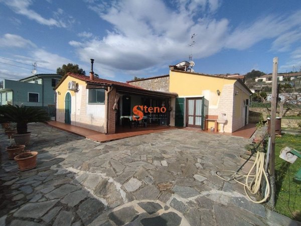 casa indipendente in vendita ad Imperia in zona Massabovi
