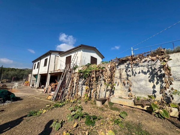 casa indipendente in vendita ad Imperia
