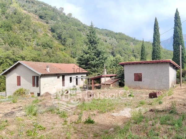 casa indipendente in vendita ad Isolabona