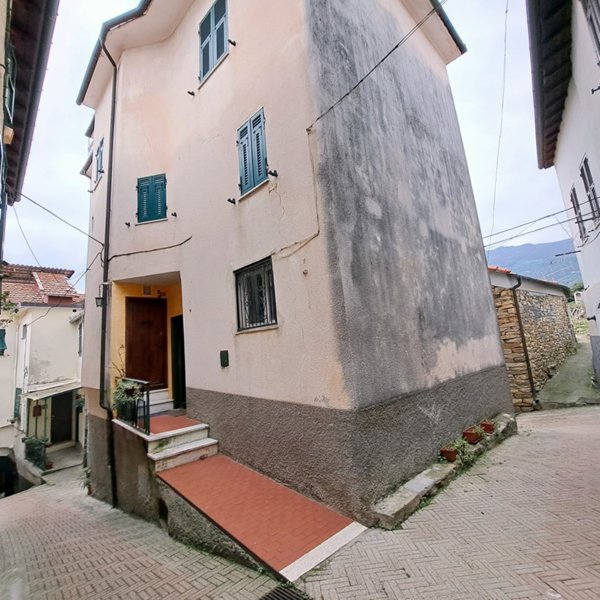 appartamento in vendita a Lucinasco in zona Borgoratto
