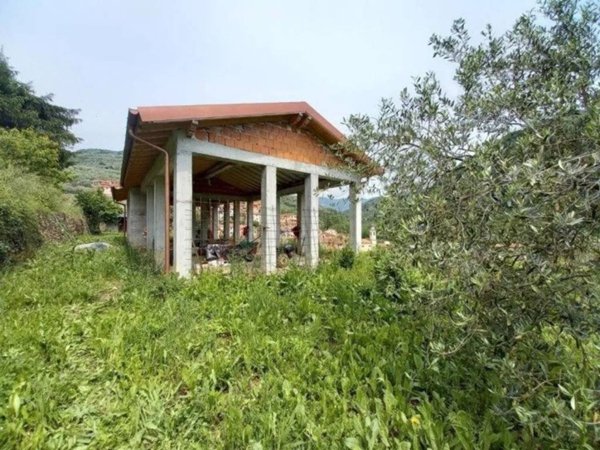 casa indipendente in vendita a Lucinasco