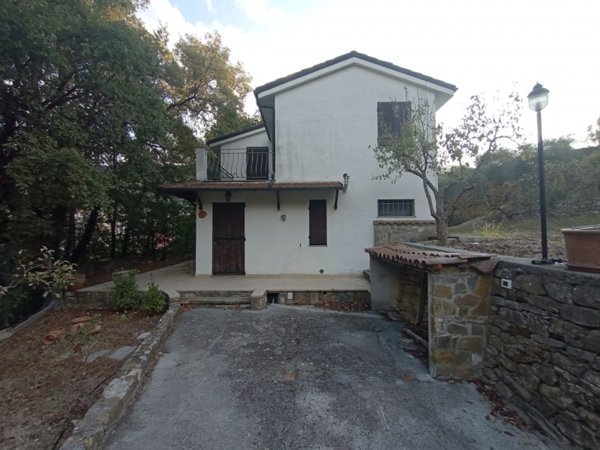 casa indipendente in vendita a Lucinasco