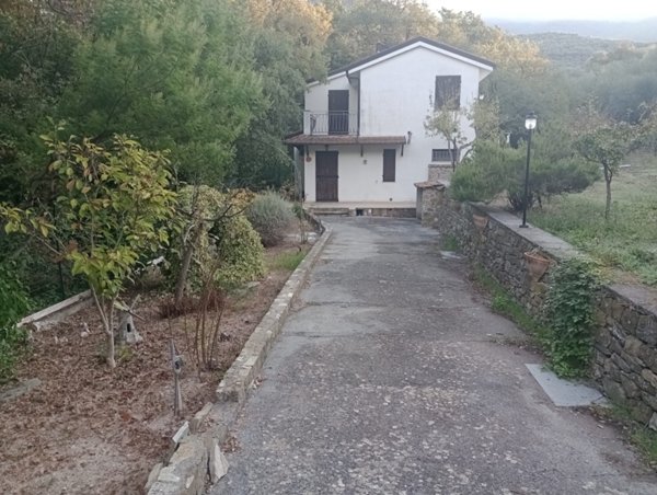 casa indipendente in vendita a Lucinasco