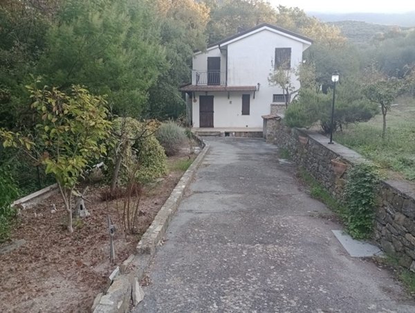 casa indipendente in vendita a Lucinasco in zona Borgoratto