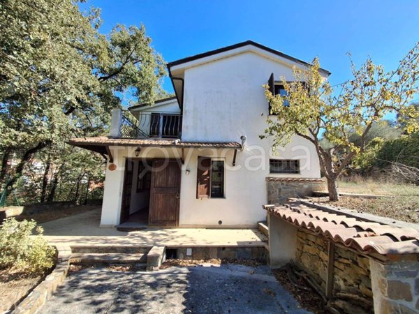 casa indipendente in vendita a Lucinasco in zona Borgoratto