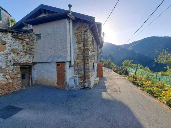 casa indipendente in vendita a Molini di Triora in zona Agaggio Superiore