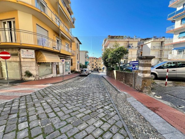 locale commerciale in vendita ad Ospedaletti