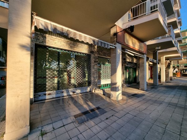 locale commerciale in vendita ad Ospedaletti