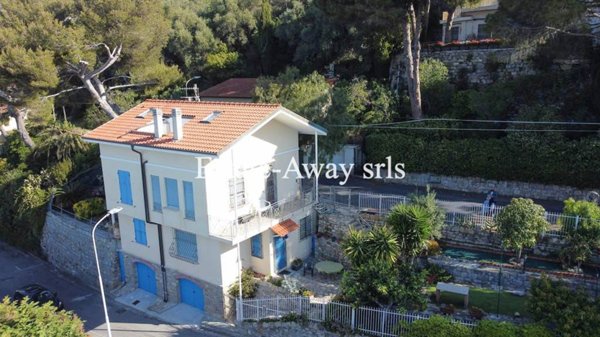 casa indipendente in vendita ad Ospedaletti