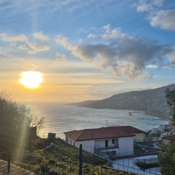 casa indipendente in vendita ad Ospedaletti
