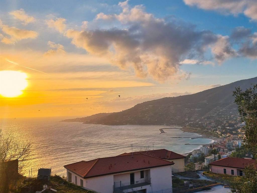 casa indipendente in vendita ad Ospedaletti