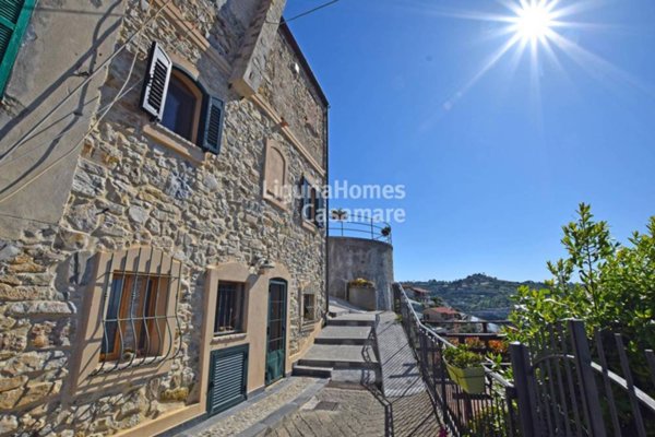 casa indipendente in vendita ad Ospedaletti in zona Porrine