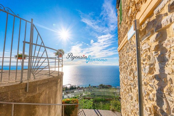 casa indipendente in vendita ad Ospedaletti in zona Porrine