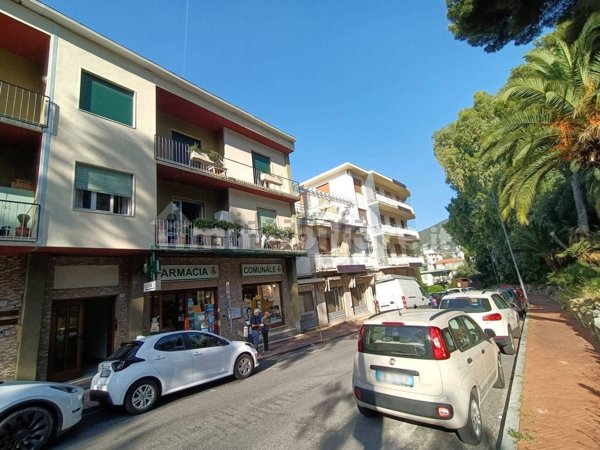 appartamento in vendita ad Ospedaletti in zona Porrine